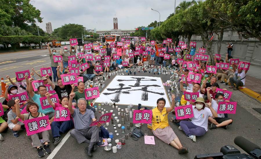 大家在大大的千杯兩字前表達訴求。(圖/趙雙傑攝)