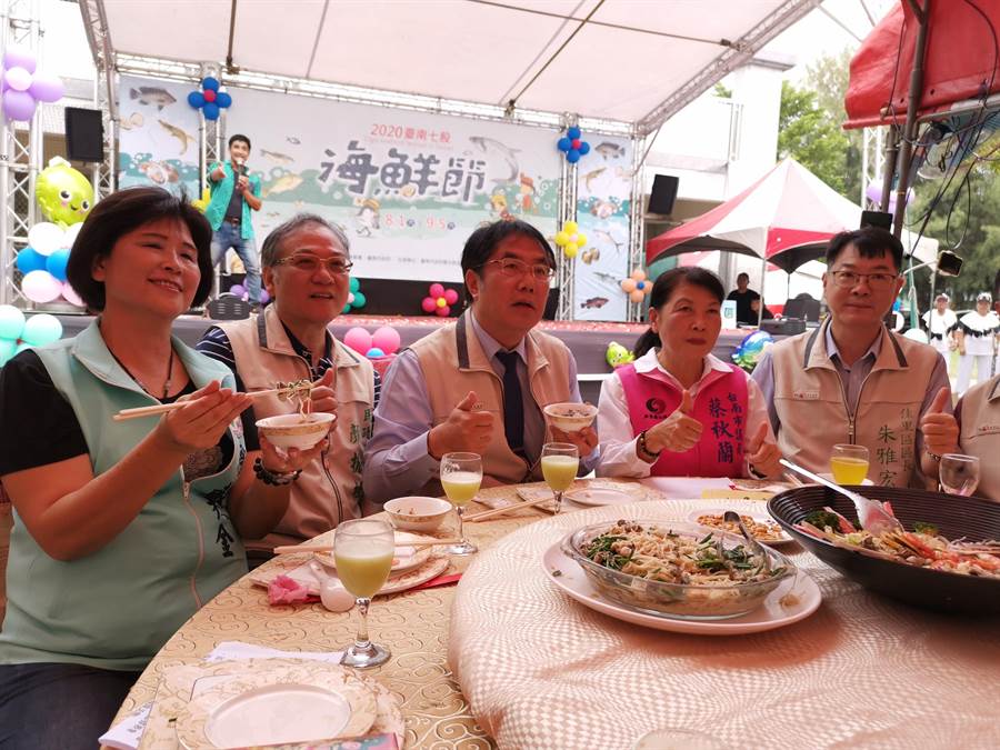 台南七股海鮮節七寶宴5日於七股國小戶外辦桌，台南市長黃偉哲（中）也到場大啖美食。（劉秀芬攝）