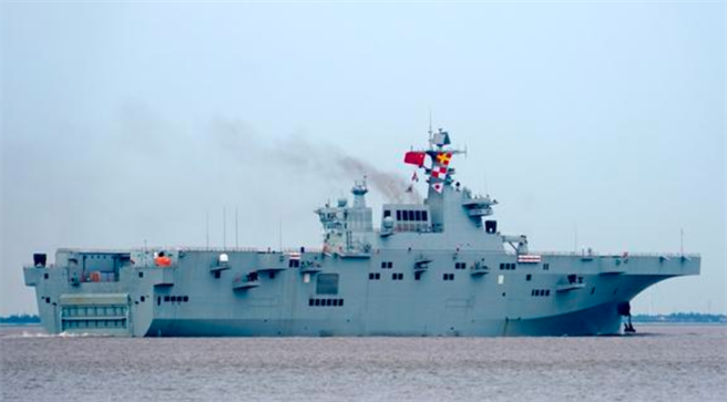解放军075型两栖攻击舰8月23日完成为期18天的海试。（网路）
