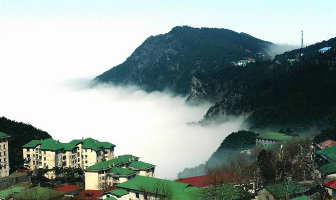 江西庐山呈现一片云海。（新华社资料照片）