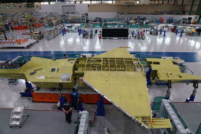 南韓首架自行研發的KF-X戰機預訂明年上半年完成組裝，接下來要進行為期5年的測試。（圖／韓國國軍）