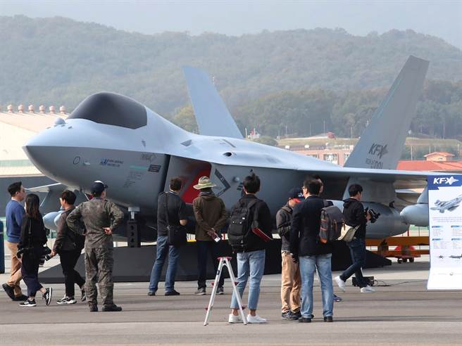 南韓展示KF-X隱形戰機模型，引來不少參觀人潮。KF-X如果能依時程趕在日本新一代戰機之前完成，將是亞洲地區除中國大陸之外第2個完成自製隱形戰機的國家。（圖／Republic of Korea Armed Forces)