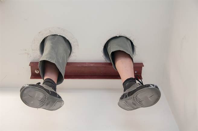 唱歌一半天花板惊传巨响 人腿悬挂空中摇晃眾人吓傻(示意图/达志影像)