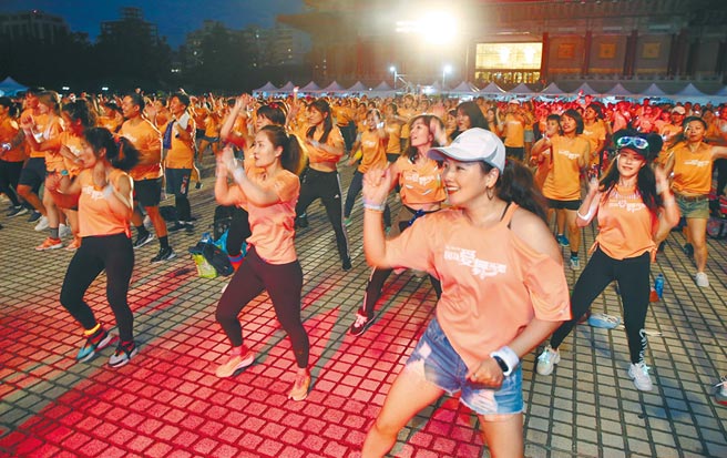 全球人寿「因为爱，舞所聚ZUMBA」摇滚周末夜活动5日晚间在中正纪念堂两厅院广场举行，上千参与者随着音乐尽情摇摆。（姚志平摄）