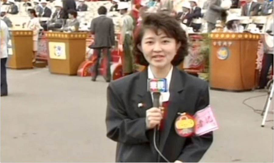盧秀燕過去在電視台當記者時期的照片被挖出。(圖/摘自Dcard)
