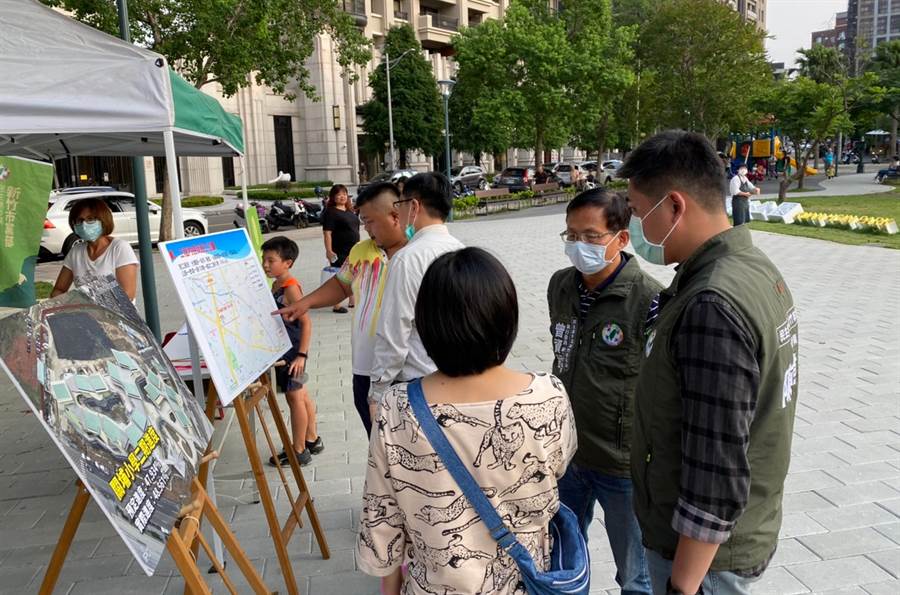 民進黨新竹市黨部為了能夠更貼近民眾,了解民眾需求與怨言,近日啟動行動服務列車,,以閒聊方式傾聽民眾的聲音。(陳育賢攝)