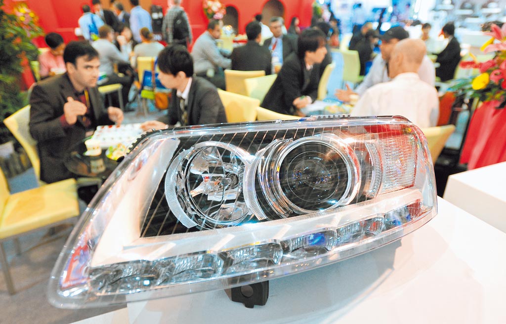 賓士原廠戴姆勒來台打專利戰，控告國內大廠帝寶工業車燈設計侵權，令國內汽車零組件產業人人自危，圖為台北國際汽車零配件展。（本報資料照片）