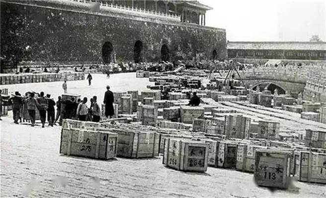 1933年日军进攻山海关，驻军全数殉国，国民政府决定将故宫文物南迁，文物装箱总数近2万箱。图为紫禁城外装好箱准备南运的故宫文物。（图／网路）
