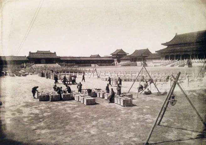 故宫文物南迁时，各种文物轻过仔细装箱，找来许多古董业者传授包装的秘技。图为紫禁城内太和殿前堆放已装箱准备运出的文物 。（图／网路）