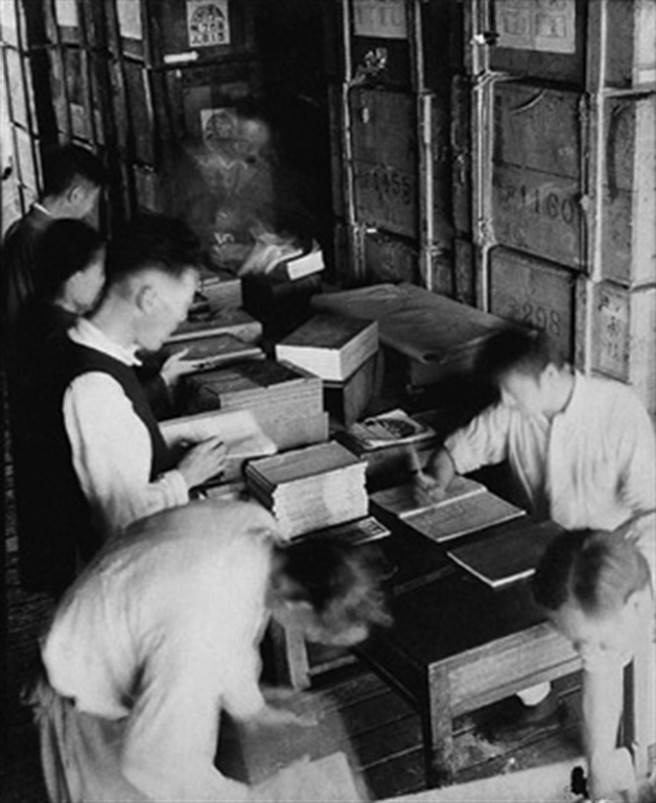 故宫文物南迁辗转到台湾后，工作人员整理善本库房。（图／国际在线）