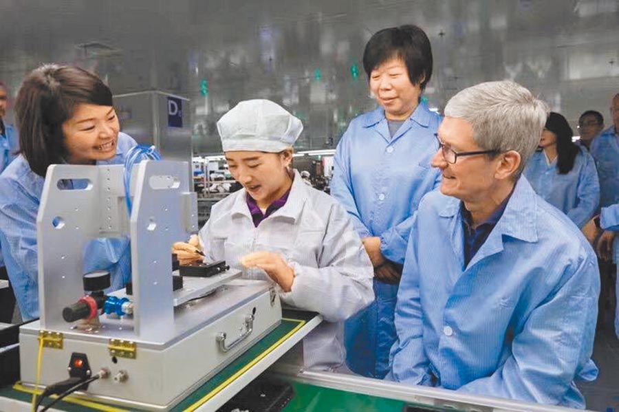 蘋果CEO庫克（右一）在立訊董事長王來春（右二）陪同下參觀立訊工廠員工作業。（取自立訊精密官網）