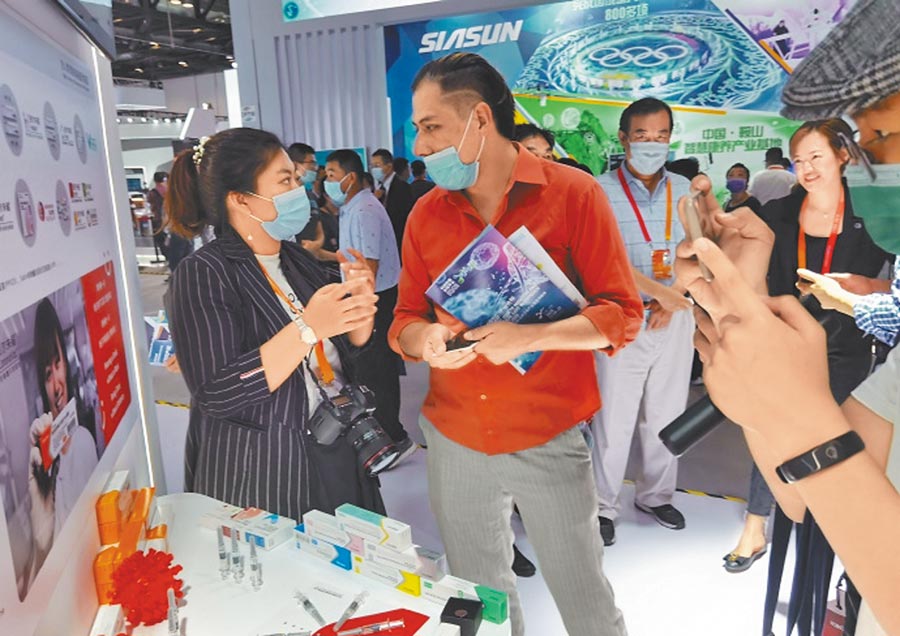 9月5日，北京2020中國服貿會上科興公司人員向外國參訪者介紹新冠滅活疫苗「克爾來福」。（取自微博＠SINOVAC科興）