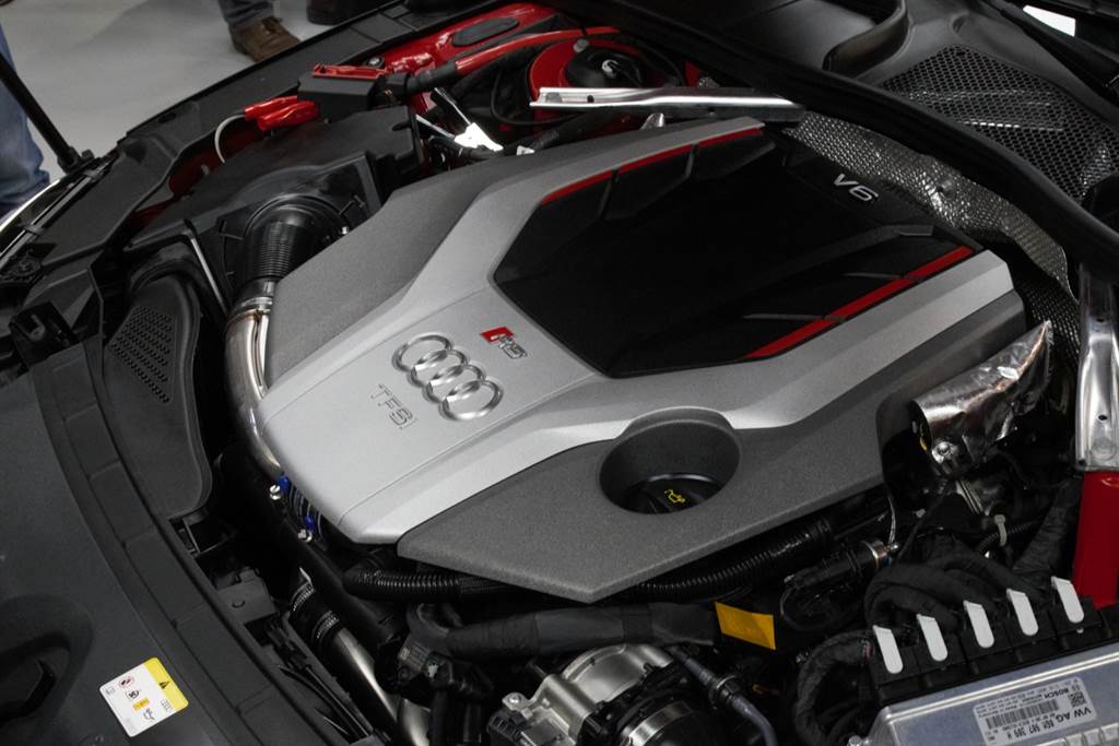 RS 4 Avant搭載全新2.9升V6引擎，擁有450hp最大馬力，僅需4.1秒即可完成0~100km/h加速。