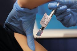 疫苗今年上市太倉卒 逾半美國人不敢接種
