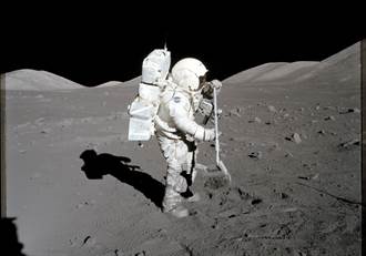 月球塵土「太黏」未來太空人需要電子束除塵機