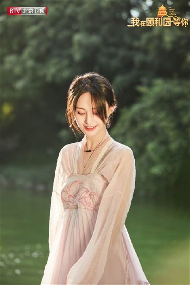 郑爽汉服纱裙泄撩人曲线 ㄦ字收腰仙气十足（图／摘自微博@ 头条时尚资讯）