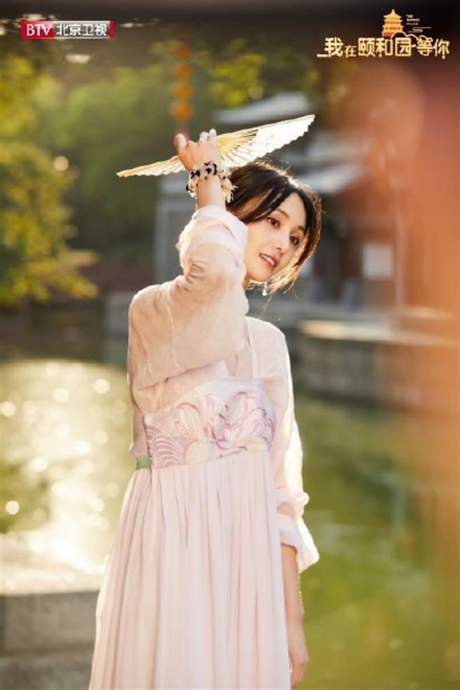 郑爽汉服纱裙泄撩人曲线 ㄦ字收腰仙气十足（图／摘自微博@ 头条时尚资讯）