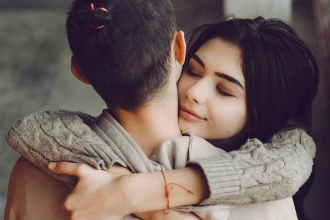 女狂吸「男友味」上瘾，网友分享脖子部位最香。（示意图／Shutterstock）