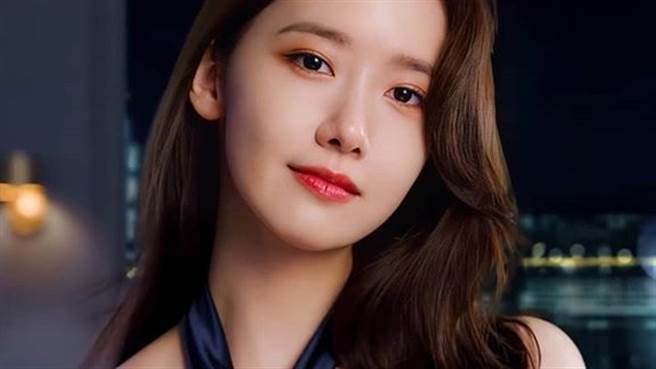 润娥洋装火辣高衩「腿部全开」再现女团神腿引暴动（图／esteelauderkr）