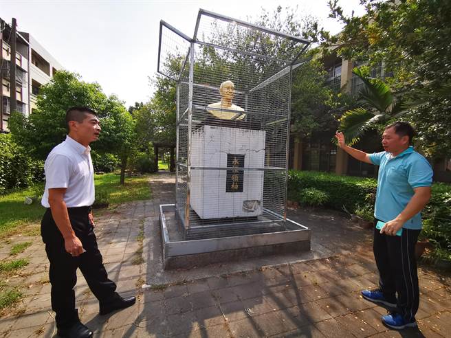 校方出面解释，是配合中央将校内威权象徵「柔化」，设计利用藤蔓将其布满，透过绿美化与校园环境结合，因此才先筑起铁笼。（吴建辉摄）