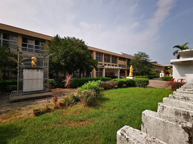 蒋公铜像就位在校园侧门围墙旁，经过的民眾都能直接看到，感觉就像是被关起来一样。（吴建辉摄）