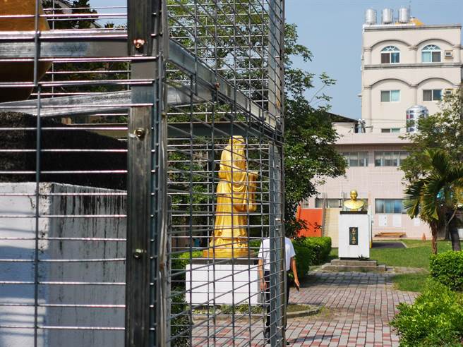 而蒋公铜像的对面还有孔子与国父孙中山铜像，但仅有蒋公被关起来，引发民眾好奇。（吴建辉摄）