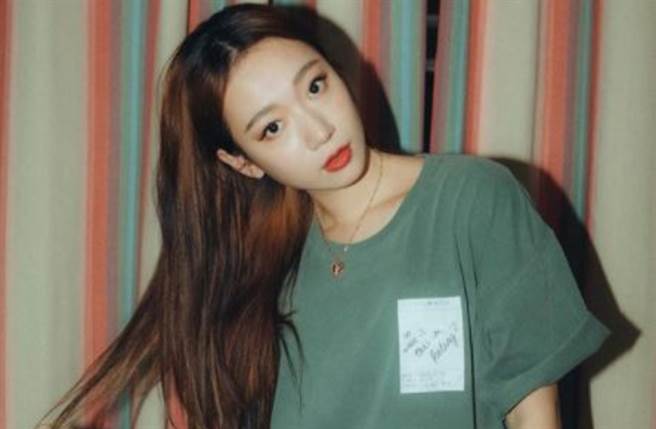 吴卓源激短热裤狂秀蜜桃半臀 90度开长腿辣翻（图／IG@juliawu94）