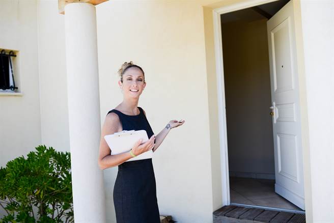 1位人夫多次私下与女房仲开房嘿咻，就连在女房仲带他看屋时，也可以与女房仲在看屋处内床战数回合。(示意图/达志影像)