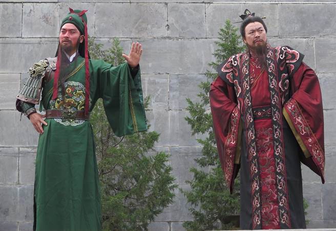 中国大陆第十届三国文化旅游周期间，许昌春秋楼关圣殿前上演三国情境剧《竹诗明志》。(图/本报资料照，陈曼侬摄)