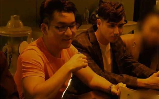 童仲彦开设「真男人实战班」教把妹。（Youtube【真男人实战】夜店都是我的人！怎么跟我斗？翻摄）