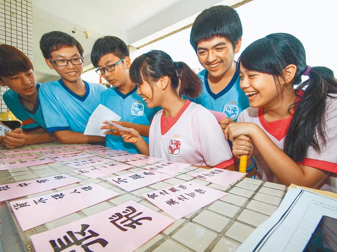 108课纲国二歷史课本被大砍，《史记》、《汉书》、三国、魏晋南北朝、贞观之治、杨玉环与安史之乱统统不见。图为国中生玩三国闯关活动。（本报资料照片）