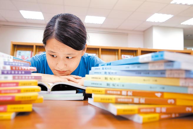 文史本一家，绿营推动「去中国化」十多年来，不只歷史课受害，国文的文言文选文变少，有教师表示，学生如果没有歷史作支撑，就不能了解作品的内涵，那么对他们来说大文豪苏东坡，也不过是个无病呻吟的文青罢了。（本报资料照片）