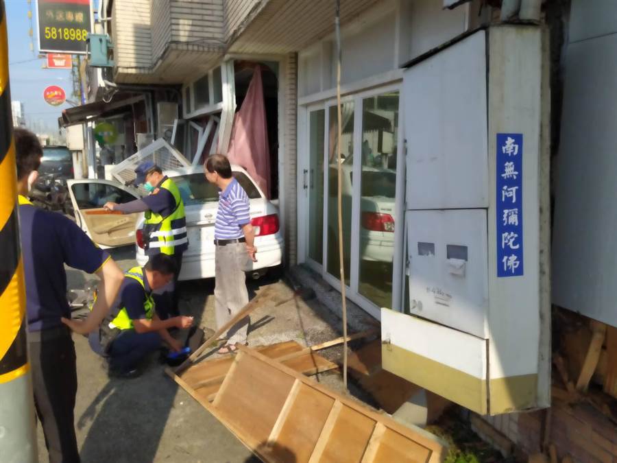 陳男開車暴衝撞入民宅，所幸未造成人員傷亡。(讀者提供＼莊曜聰台南傳真)