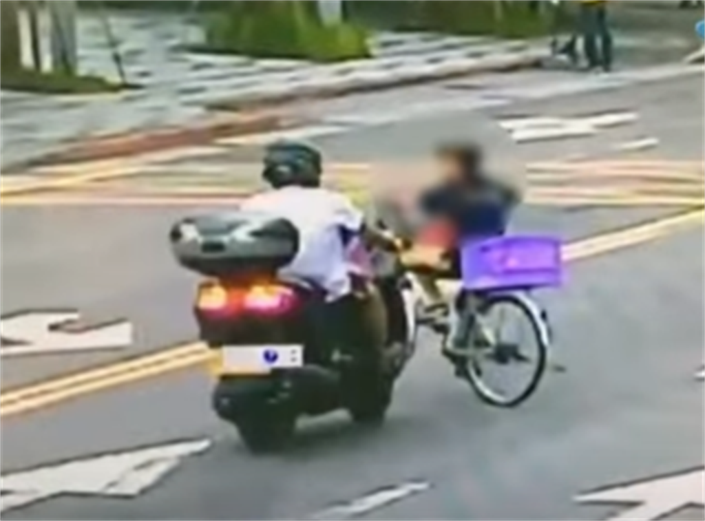台北市內湖區今早發生一起車禍事故，一位婦女騎單車突迴轉，被直行機車撞上。（中天新聞／蘇育宣翻攝）