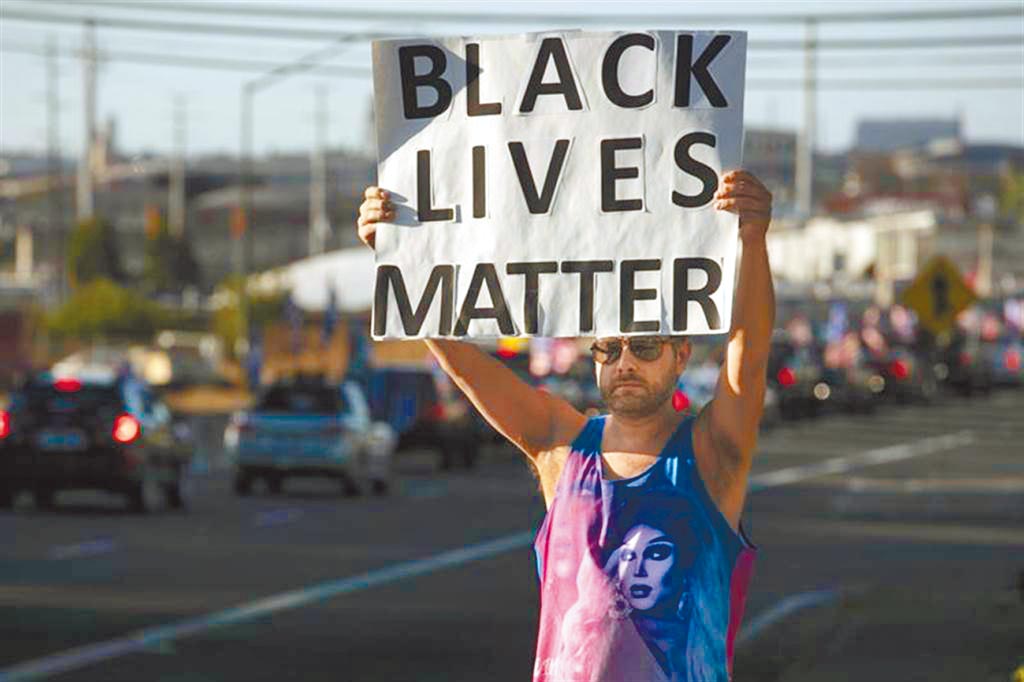 「黑人的命也是命」运动人士，在路旁反制挺川普车队。美联社(photo:ChinaTimes)