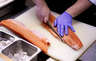 研究：新冠病毒能在冷藏鮭魚上活8天 恐已爆跨國傳播