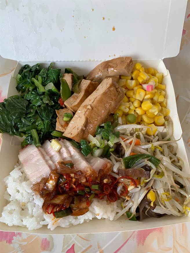 网友分享自己中餐便当，塞到便当盒都快装不下，只要60元，让不少网友直呼太便宜 (图／爆废公社公开版)