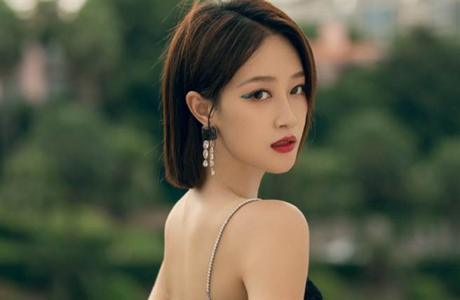 大陆女星蓝盈莹穿出正面开胸礼服，火辣出席活动展现身材。（图／摘自微博@蓝盈莹Lyric ）

