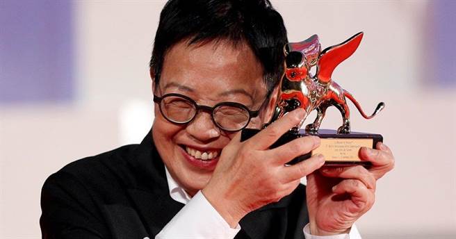 许鞍华开心拿金狮奖座。（路透社）