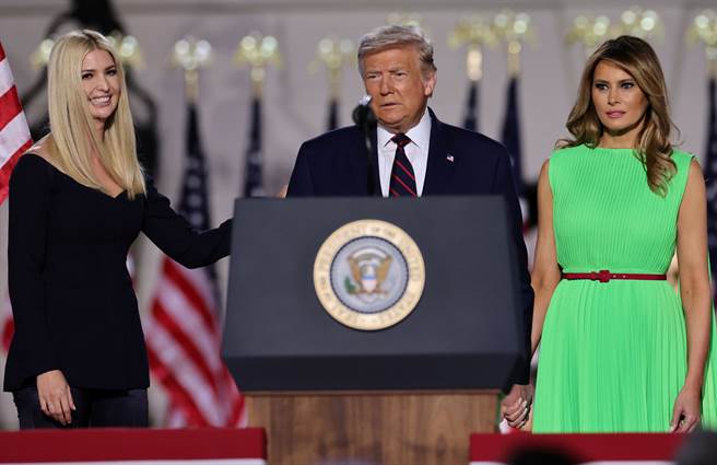 美国总统川普的前私人律师柯恩在新书中大曝，这位白宫主人认为，女儿伊凡卡是好帮手，第一夫人梅兰妮亚就算要走人，他也能随时找到老婆，图为川普8月27日和梅兰妮亚（右）与伊凡卡（左）出席共和党全代会，准备发表接受提名演说的神情。（路透）