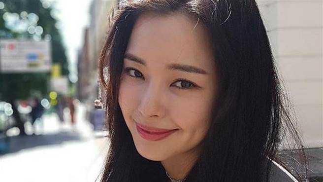 173cm女星李荷妮(이하늬)「仅穿内衣」手一伸炸出纤腰马甲线（图／IG@honey_lee32）