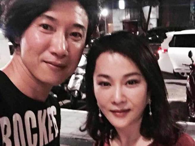 邱于庭2年前和陈鸿聚餐，外型依旧知性优雅，保养功力一流。（图／FB@陈鸿）