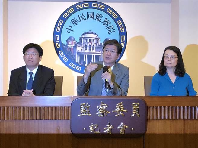 监委高涌诚（左）、蔡崇义（中）、王美玉（右）公布石木钦案调查报告。（赵婉淳摄）