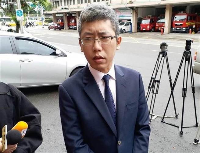 总统府发言人丁允恭遭不伦女友爆料，平日把办公室当炮房，还要求她穿得有如妓女般清凉 (图／本报资料照)