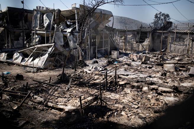 位在希腊岛屿上的欧洲最大难民营摩利亚（Moria）难民营9日突然陷入火海，难民营一夕之间付之一炬。（图／路透社）
