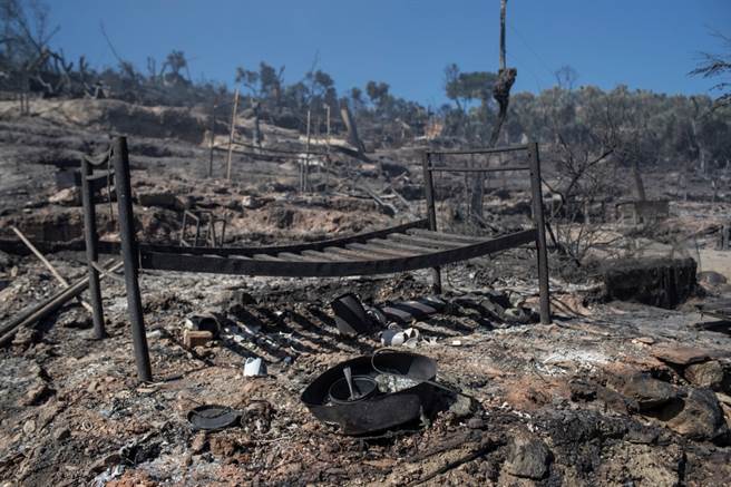 位在希腊岛屿上的欧洲最大难民营摩利亚（Moria）难民营9日突然陷入火海，难民营一夕之间付之一炬。（图／美联社）