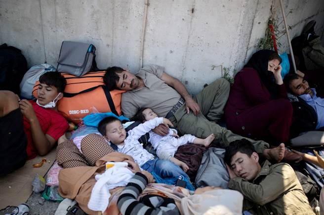 位在希腊岛屿上的欧洲最大难民营摩利亚（Moria）难民营9日突然陷入火海，难民营一夕之间付之一炬。图为大火发生后，难民被迫睡在路边。（图／路透社）