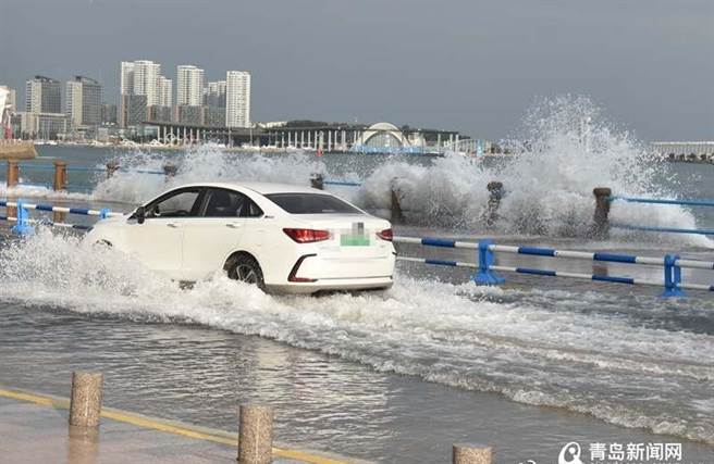 山东省青岛市8月底一场颱风又让网民议论起青岛排水系统的德国神话，但实际上德国人建的青岛排水道仍在使用的不到千分之一。德国媒体也表示，青岛不易淹水跟德国人没有关系。（图／青岛日报）