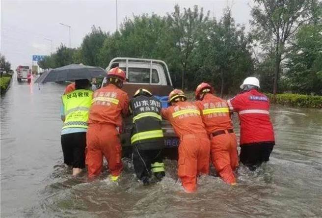今年8月底一场颱风造成青岛市内多处水灾，勾起许多人的疑问：「青岛不是永不淹水的城市吗？」「德国人百年前建造的下水道呢？」「德国人的排水道神话不灵了？」（图／微博@青岛文明网）