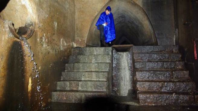 青岛在19世纪末被德国人租借，建设了地下排水道，目前仅有2.66公里的管道还在使用。图为当年德国人所建位于青岛市江苏路排水暗渠。（图／半岛网）